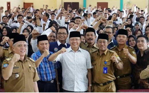Gubernur Bengkulu, Rohidin Mersyah didampingi Sekda Hamka Sabri dan Kepala Diknas, Eri Yulian Hidayat foto bersama para tenaga honorer dalam suatu kegiatan belum lama ini.(Foto/Ist)
