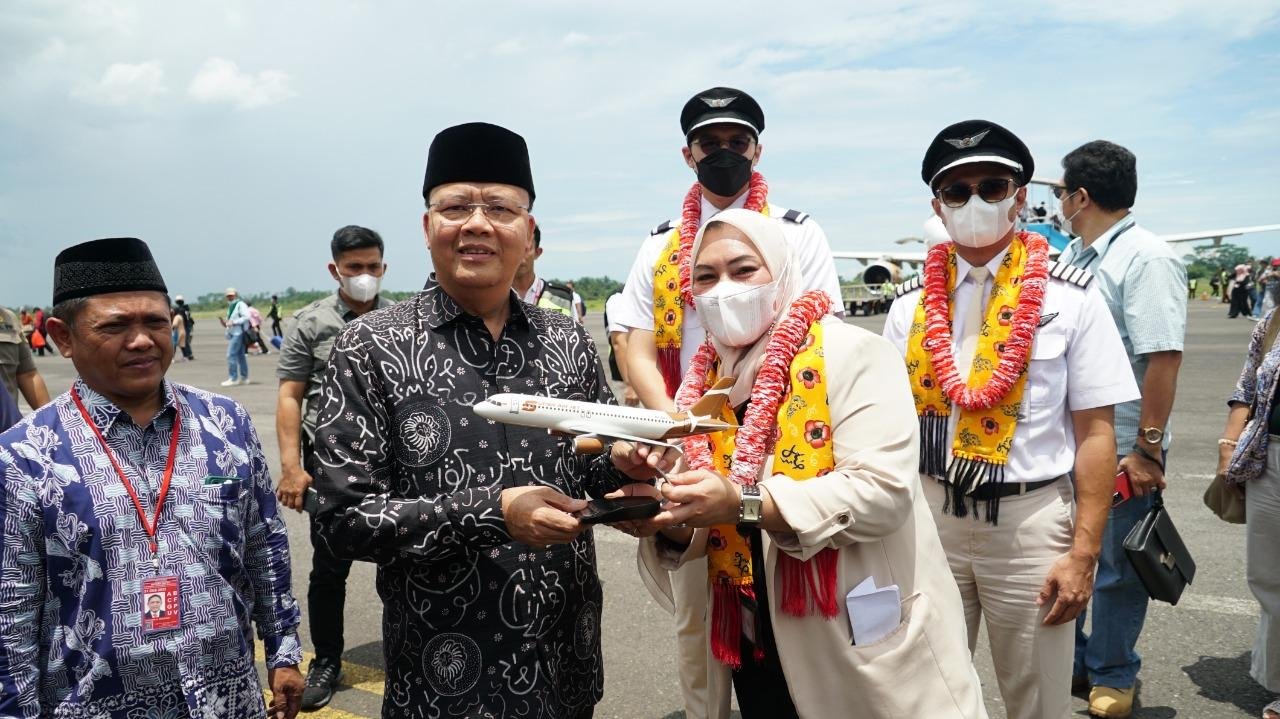 Direktur Niaga Super Air Jet, Novianti Harahap (kanan) menyerahkan cindra mata kepada Gubernur Bengkulu, Rohidin Mersyah pada acara peresmian Maskapai Super Jet Air membuka jalur penerbangan Bengkulu-Jakarta sekali sehari.(Foto/Ist)