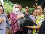 Ketua TP PKK Provinsi Bengkulu, Derta Wahyulin menyalurkan bantuan sembako kepada warga korban banjir di Komplek Perumnas Korpri Bentiring, Kecamatan Muara Bangkahulu, Kota Bengkulu.(Foto/Ist)