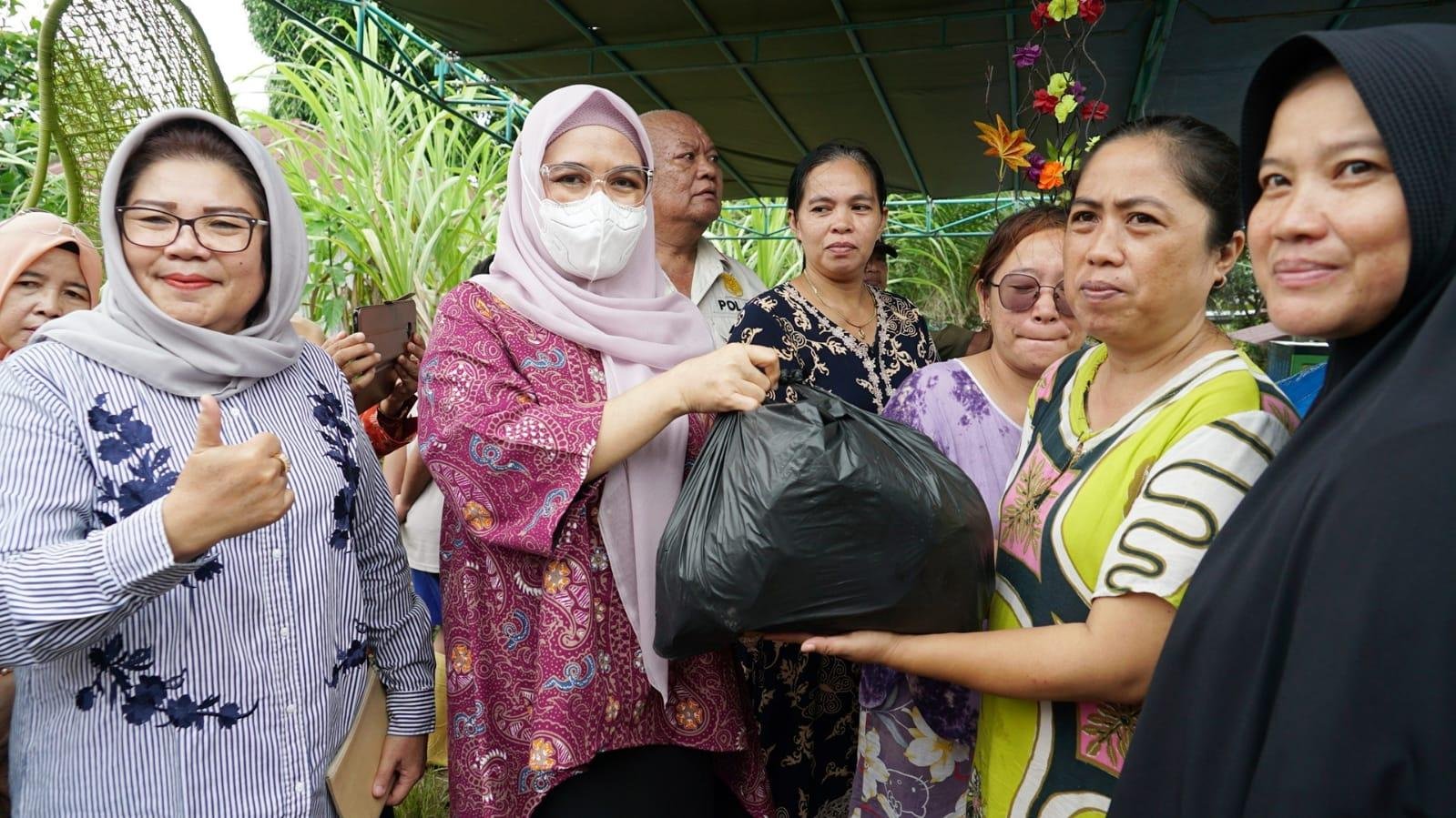 Ketua TP PKK Provinsi Bengkulu, Derta Wahyulin menyalurkan bantuan sembako kepada warga korban banjir di Komplek Perumnas Korpri Bentiring, Kecamatan Muara Bangkahulu, Kota Bengkulu.(Foto/Ist)