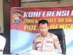 Pelaku Judi Diamankan Direktur Reskrimum Polda Bengkulu, Kombes Pol Teddy Suhendyawan Syarif memberikan keterangan pers terkait penangkapan sebanyak 60 tersangka kasus perjudian online dan konvensional di wilayah hukum Polda Bengkulu.(Foto/RRI.CO.ID)