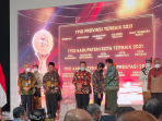Asisten II Pemprov Bengkulu, Fachriza Razie mewakili Gubernur Bengkulu, Rohidin Mersyah menerima penghargaan tingkat nasional sebagai Tim Pengendali Inflasi Daerah (TPID) Provinsi Terbaik 2021 Wilayah Sumatera dalam ajang TPID Awards 2022, bertempat di Ballrom Hotel Shangri La, Surabaya, Jawa Timur, Rabu.(Foto/Ist)