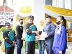 Wagub Haornas Wagub Bengkulu, Rosjonsyah atas nama Pemprov Bengkulu, memberikan penghargaan dan hadiah kepada atlet berprestasi pada peringatan Haornas tahun 2022.(Foto/Ist)