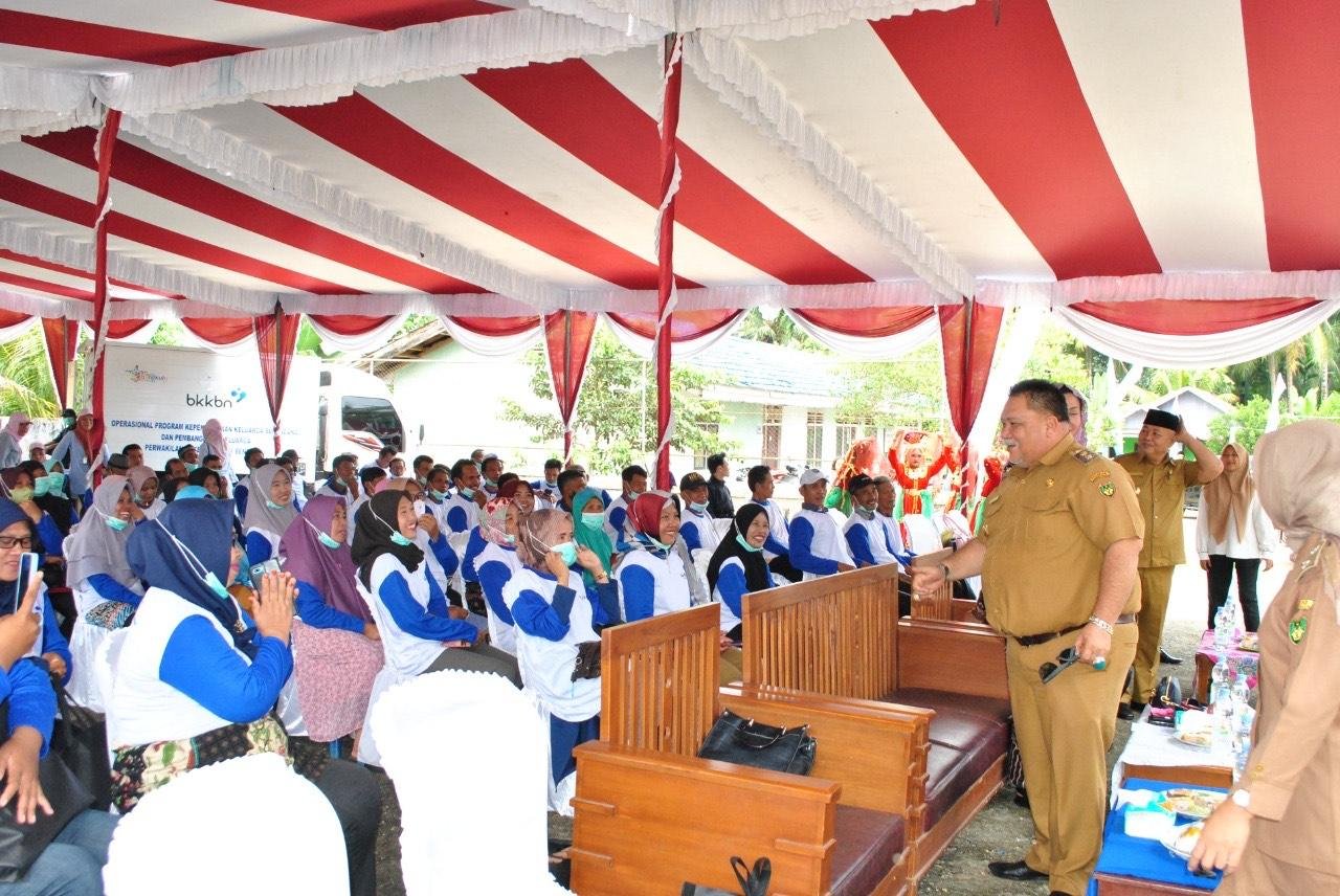 Wakil Bupati Bengkulu Selatan, Rivai Wakil Bupati Bengkulu Selatan, Rivai Tajudin menyapa para peserta sosialisasi stunting Kecamatan Ulu Manna. Acara sosialisasi stunting ini dihadiri anggota Komisi IX DPR-RI dari Bengkulu, Elva Hartati.(Foto HB/Idris)