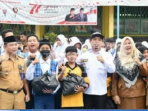 Wawali Bantuan Sembako SMPN2 Wakil Wali Kota Bengkulu, Dedy Wahyudi didampingi Kepala Dinas Pendidikan, Sehmi memberikan bantuan paket sembako kepada siswa dan guru SMPN 2 Kota Bengkulu, terdampak banjir pekan lalu.(Foto/Ist)