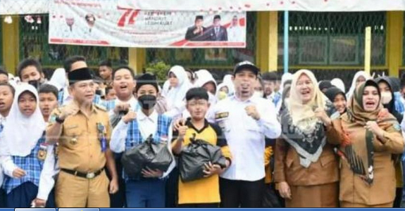 Wawali Bantuan Sembako SMPN2 Wakil Wali Kota Bengkulu, Dedy Wahyudi didampingi Kepala Dinas Pendidikan, Sehmi memberikan bantuan paket sembako kepada siswa dan guru SMPN 2 Kota Bengkulu, terdampak banjir pekan lalu.(Foto/Ist)