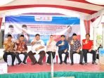 Cegah Stunting Desa Sukamaju Anggota DPR-RI dapil Bengkulu, Elva Hartati (empat dari kiri) foto bersama Bupati Bengkulu Selatan, Gusnan Mulyadi dan Wakil Bupati, Rivai Tajuddin, Kepala BKKBN Bengkulu, Rusman Effendi, Kepala DP3APPKB Bengkulu Selatan, Fery Kusnadi usai kampanye dan sosialisasi percepatan penurunan stunting di Desa Sukamaju, Kecamatan Air Nipis, Bengkulu Selatan.(Foto HB/Idris)