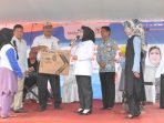 Anggota Komisi IX DPR-RI, Elva Hartati hadiah doorprize kepada peserta sosialisasi stunting di Desa Tirto Makmur, Kecamatan Air Manjunto, Kabupaten Mukomuko. Acara ini dihadiri Wabup Mukomuko, Wasri dan para pejabat terkait di kabupaten pemekaran dari Bengkulu Utara tersebut.(Foto HB/Idris)