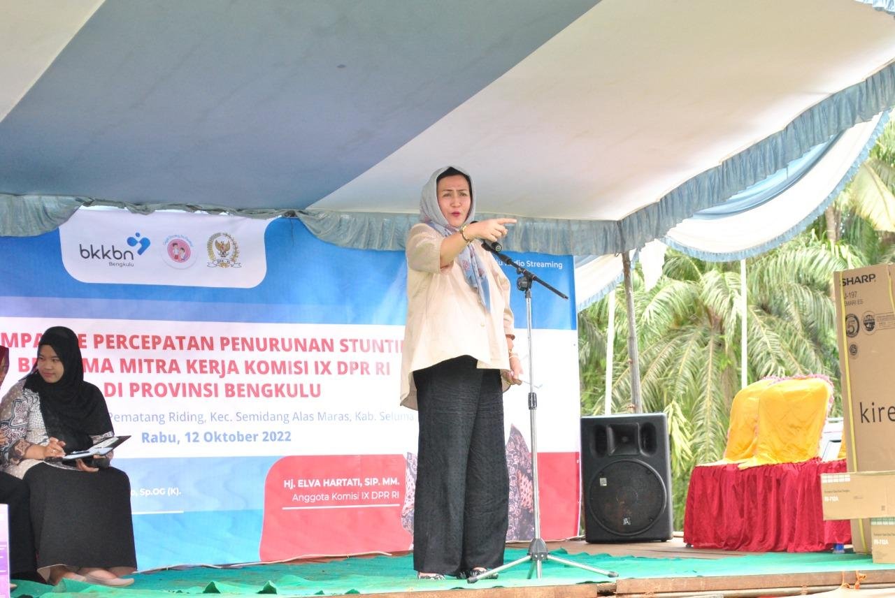 Anggota Komisi IX DPR-RI, Elva Hartati dari Dapil Bengkulu, tengah mengkampanyekan stunting kepada masyarakat di Desa Pematang Rinding, Kecamatan Semidang Alas Maras (SAM), Kabupaten Seluma guna menekan kasus stunting semakin berkurang di daerah ini.(Foto HB/Idris)