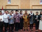 Foto Bersama Tim Komisi IX DPR-RI Gubernur Bengkulu, Rohidin Mersyah foto bersama dengan Tim Komisi IX DPR-RI saat berkunjung ke kantor Pemprov Bengkulu.(Foto/Ist)