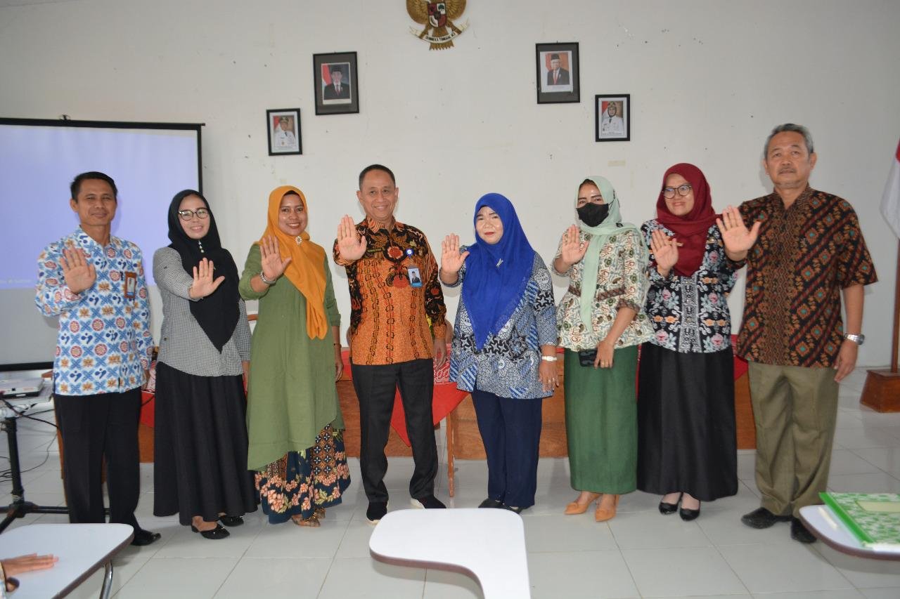 KEPALA bkkbn Buka Esimil Kepala BKKBN Bengkulu, Rusman Effendi dan para pejabat lingkup BKKBN setempat foto bersama para kader TPK Mukomuko pada acara pembekalan aplikasi Esimil di kantor BKKBN Bengkulu.(Foto HB/Idris)