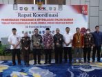 KPK Izin Tambang Gubernur Bengkulu, Rohidin Mersyah foto bersama usai menggelar rapat koordinasi masalah izin pertambangan dihadiri KPK, kejaksaan, kepolisian dan dinas instansi terkait serta utusan kabupaten dan kota di daerah ini.(Foto/Ist)