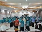Kader PKK se- Bengkulu Ketua TP PKK Provinsi Bengkulu, Derta Wahyulin (tengah) didampingi Kepala PMD Provinsi Bengkulu, RA Deny dan Anita Rosjosyah foto bersama pada acara sosialisasi dan penguatan kader PKK kabupaten dan kota se-Provinsi Bengkulu.(Foto/Ist)
