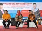 Anggota Kimisi IX DPR-RI, Elva Hartati didampingi Sekda Kota Bengkulu, Arif Gunadi (kiri) dan Kepala BKKBN Provinsi Bengkulu, Rusman Effendi saat mengkampanyekan pendewasaan usia perkawinan (PUP) dalam penurunan stunting di Kampung Keluarga Berkualitas (KB) Kelurahan Malabero, Kecamatan Teluk Segara, Kota Bengkulu.(Foto HB/Idris)
