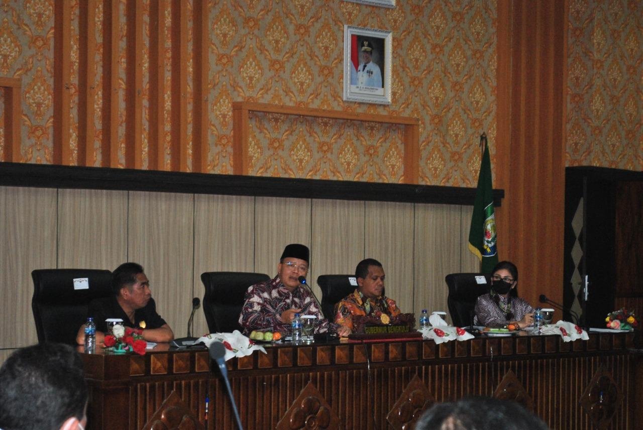 Gubernur Bengkulu, Rohidin Mersyah rapat bersama Tim Komisi IX DPR-RI di kantor Pemprov Bengkulu. Dalam rapat tersebut Komisi IX mempertanyakan penanganan stunting di Bengkulu.(Foto HB/Idris)