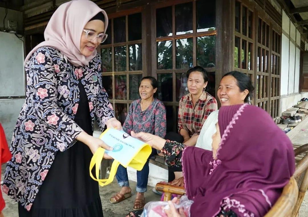 PPK Bantu Warga Lebong Ketua TP PKK Provinsi Bengkulu, Derta Wahyulin Rohidin memberikan bantuan kepada warga saat melakukan kunjungan kerja ke Kabupaten Lebong, pekan ini.(Foto/Ist)