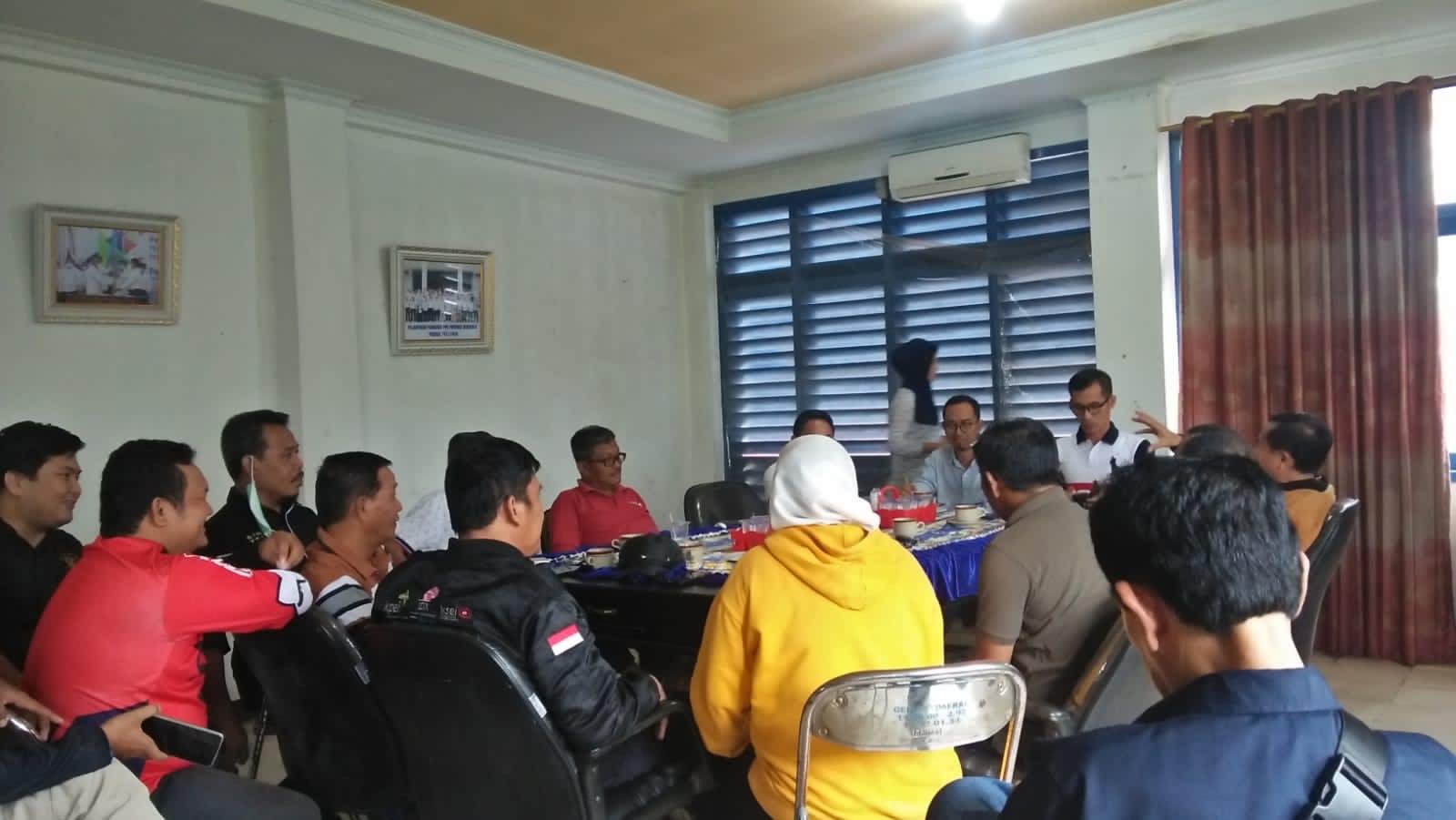 Rapat pematangan keberangkatan Tim Porwanas PWI Bengkulu untuk mengikuti Porwanas XIII Tahun 2022, di Malang, Jatim berlangsung pada 20-26 November mendatang. Rapat dipimpin Ketua Siwo PWI Bengkulu, Pihan Pino, dihadiri Ketua PWI Bengkulu, Marsal Abadi, Mantan Ketua PWI Bengkulu, Sukatno, dan Ketua DKP PWI Bengkulu, Zaki Antony, atlet, official, dan pengurus lainnya.(Foto HB/Usmin)