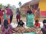Siswa SDN 19 Makarti Jaya, Kabupaten Banyuasin, Provinsi Sumsel terus berinovasi mengolah kelapa menjadi kopra agar nilai ekonomisnya lebih tinggi.(Foto/Ist)