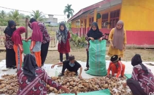Produksi Kopra Siswa SDN 19 Makarti Jaya, Kabupaten Banyuasin, Provinsi Sumsel terus berinovasi mengolah kelapa menjadi kopra agar nilai ekonomisnya lebih tinggi.(Foto/Ist)