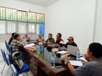 Rapat Koordinas Gas Elpiji Asisten II Pemprov Bengkulu, Fachiza Razie mimpin dapat koordinasi di kantor Dinas ESDM Bengkulu sebelum melakukan pemantauan langsung ke sejumlah pangkalan gas elpiji subsidi 3 kg di Kota Bengkulu, guna memastikan stok bahan bakar bersih di pangkalan dalam keadaan cukup dan harganya stabil sesuai HET ditetapkan pemda setempat. Rapat koordinasi ini dihadari Kepala Dinas ESDM Provinsi Bengkulu, Sri Mulyani dan pejabat wakil dari beberapa dinas terkait.(Foto/Ist)