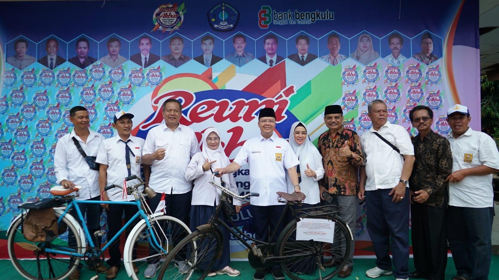 Gubernur Rohidin Mersyah foto bersama pada acara reuni lintas angkatan SMPN 2 Bengkulu Selatan, pekan lalu.(Foto/Ist)