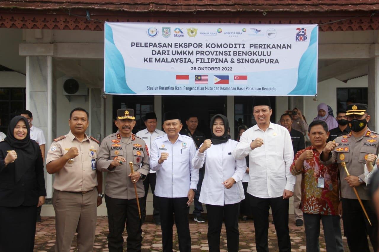 Sekda Pemprov Bengkulu, Hamka Sabri foto bersama setelah melepas ekspor perdana lintah ke Malaysia dan Filipina di Bandara Fatmawati Bengkulu.(Foto/Ist)