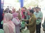 Tanam Cabai Kota Bengkulu Wakil Wali Kota Bengkulu, Dedy Wahyudi menyerahkan bantuan bibit cabai kepada kelompok tani saat melauching gerakan menanam cabai guna menekan laju inflasi di daerah ini.(Foto/RRI)