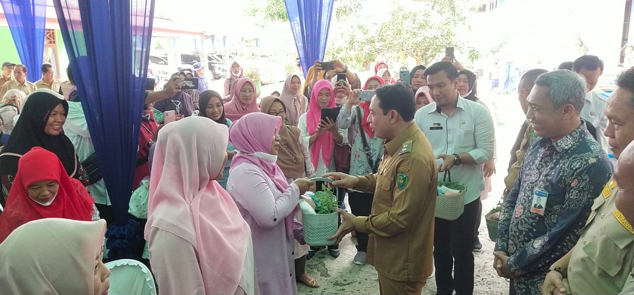 Wakil Wali Kota Bengkulu, Dedy Wahyudi menyerahkan bantuan bibit cabai kepada kelompok tani saat melauching gerakan menanam cabai guna menekan laju inflasi di daerah ini.(Foto/RRI)