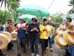 Wagub Festival Penembang Wagub Bengkulu, Rosjonyah didampingi Penjabat Bupati Bengkulu Tengah, Heriyandi Roni (paling kiri) ketika membuka acara Penebang Fest 2022, di Desa Penembang, Kecamatan Merigi Kelindang, Bengkulu Tengah, Sabtu lalu.(Foto/Ist)