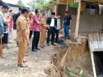 Wagub Tinjau Longsor Wagub Bengkulu, Rosjonsyah meninjau tanah longsor di Desa Lubuk Gedang, Kecamatan Lubuk Pinang, Kecamatan Mukomuko dan sekaligus memberikan bantuan kepada korban longsor tersebut.(Foto/Ist)