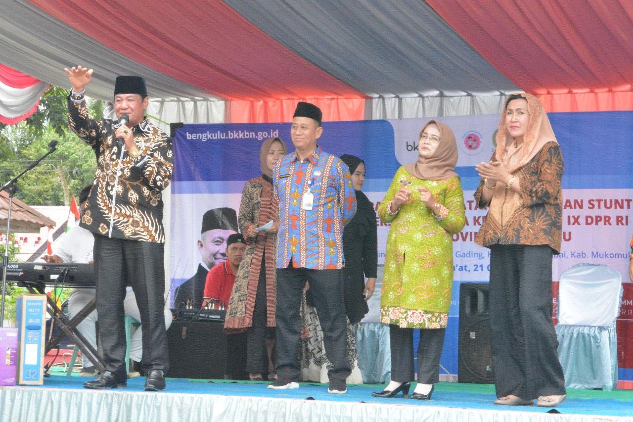 Wagub stunting Wagub Bengkulu, Rosjonsyah disaksikan anggota DPR-RI dapil Bengkulu, Elva Hartati, Kepala BKKBN Bengkulu, Rusman Effendi dan Wabup Mukomuko, Warsi tengah memberikan sambutan pada acara sosialisasi stuting di Desa Padang Genting, Kecamatan Sungai Rumbai, Kabupaten Mukomuko.(Foto HB/Idris)