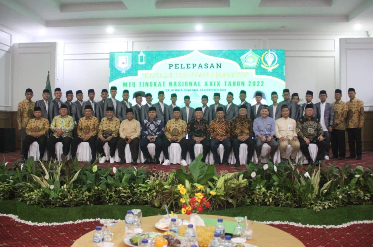 tim Kafikah MTQ Bengkulu Sekdaprov Bengkulu, Hamka Sabri foto bersama tim kafilah MTQ XXIX Provinsi Bengkulu usai melepas keberangkatan mereka ke Banjarmasin, Kalimantan Selatan.(Foto/Ist)