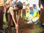Anak dan Rohidin Tanam Kayu Gubernur Bengkulu, Rohidin Mersyah bersama siswa dan guru SDN 09 Bengkulu Selatan menanam pohon.(Foto/Ist)
