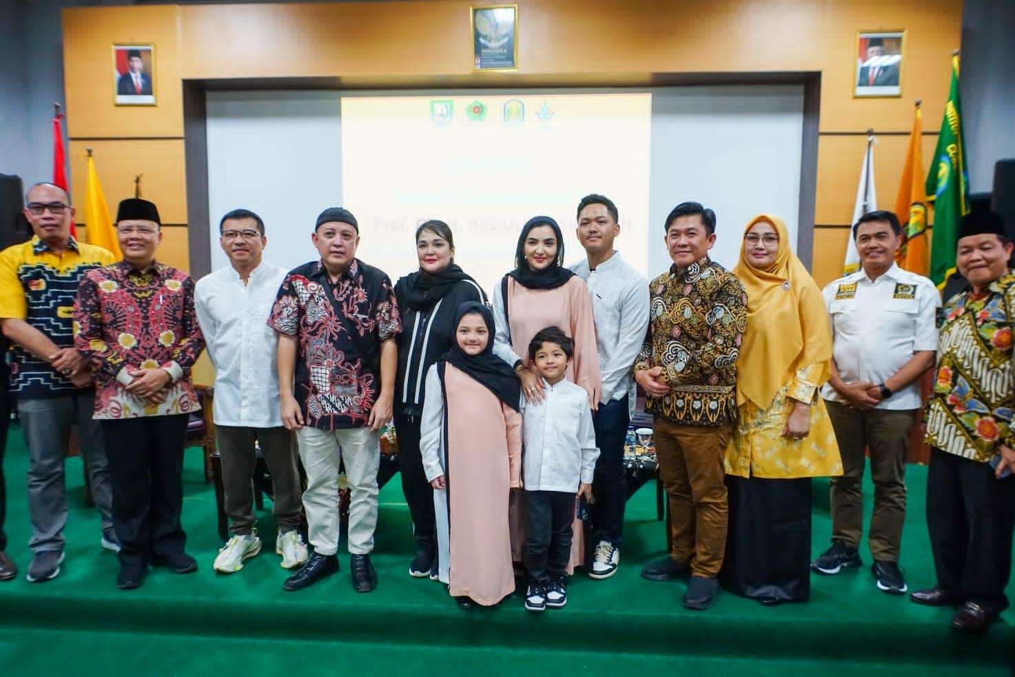 Artis Anang Hermansyah Gubernur Bengkulu, Rohidin Mersyah foto bersama artis ibu kota Anang Hermansyah dan Ashanty saat berkunjung ke Kabupaten Rejang Lebong.(Foto/Ist)