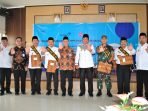 Wagub Bengkulu, Rosjonsyah didampingi Kepala BKKBN Bengkulu, Rusman Efendi foto bersama usai pengukuhan tokoh Seluma menjadi bapak angkat anak stunting.(Foto/HB Idris)