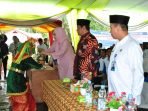 Batik Nau Sosialisasi Stunting Anggota Komisi IX DPR-RI dapil Bengkulu, Elva Hartati, Ketua Tim Percepatan Penurunan Stunting (TPPS) Provinsi Bengkulu, Rosjonsyah dan Kepala BKKBN Bengkulu, Rusman Efendi sambut tari adat saat menggelar sosialisasi penurunan stunting kampung keluarga berkualitas (Kampung KB) di daerah terpencil Desa Kelintang, Kecamatan Batik Nau, Kabupaten Bengkulu Utara.(Foto HB/Idris)