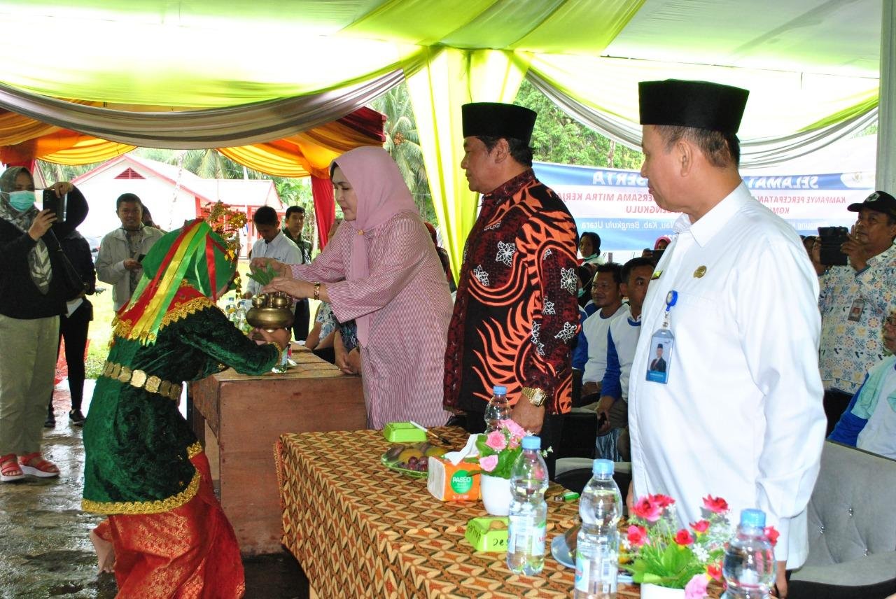 Anggota Komisi IX DPR-RI dapil Bengkulu, Elva Hartati, Ketua Tim Percepatan Penurunan Stunting (TPPS) Provinsi Bengkulu, Rosjonsyah dan Kepala BKKBN Bengkulu, Rusman Efendi sambut tari adat saat menggelar sosialisasi penurunan stunting kampung keluarga berkualitas (Kampung KB) di daerah terpencil Desa Kelintang, Kecamatan Batik Nau, Kabupaten Bengkulu Utara.(Foto HB/Idris)