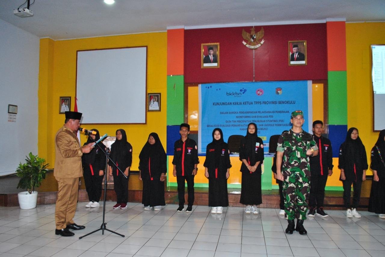 Ketua Tim Percepatan Penurunan Stunting (TPPS) Provinsi Bengkulu, Rosjonsyah mengukuhkan Komandan Kodim (Dandim) 0428/Mukomuko Letkol CZI Rinaldo Rusdy sebagai Bapak Asuh Anak Stunting (BAAS) Mukomuko.(Foto HB/Idris)