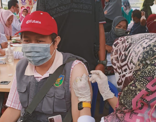 Sekretaris PWI Bengkulu, Dedy HP sekaligus official Tim Porwanas Bengkulu,mendapat suntikan vaksin boster dari petugas Labkesda, Dinkes Provinsi Bengkulu.(Foto/Ist)