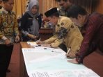 Sekda Provinsi Bengkulu, Hamka Sabri bersama anggota DPRD Provinsi Bengkulu, Jonaidi SP menandatangani dokumen rencana zonasi wilayah pesisir dan pulau-pulau kecil guna mempemudah para investasi mendapatkan data potensi perikanan di daerah ini.(Foto/Ist)