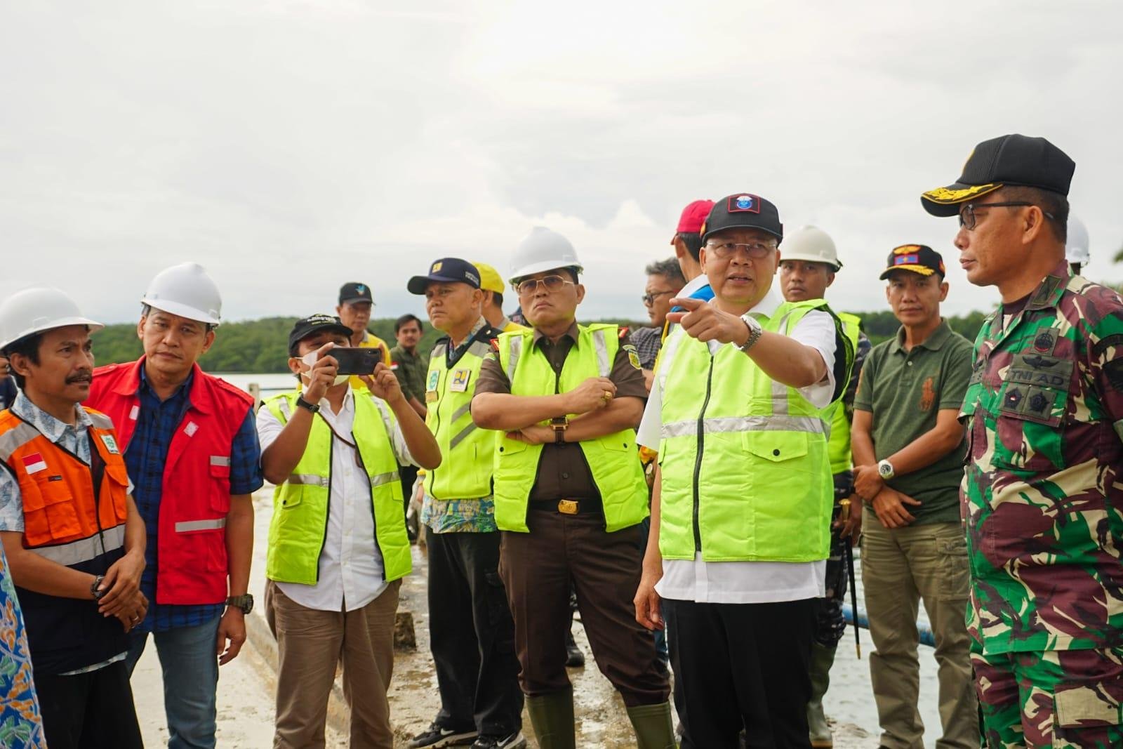 Gubernur Bengkulu, Rohidin Mersyah, Kejati Bengkulu, Heri Jerman dan sejumlah pejabat dilingkup Pemprov Bengkulu meninjau pembangunan di Pulau Enggano.(Foto/Ist)