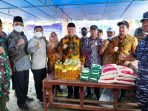 Gubernur Baksos di Enggano Gubernur Bengkulu, Rohidin Mersyah foto bersama pada acara bakti sosial di Kecamatan Enggano, Bengkulu Utara dan sekaligus menyaksikan pembangunan infrastruktur jalan, jembatan dan telekomunikasi di pulau terluar ini.(Foto/Ist)