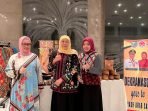 Ketua Dekranasda Provinsi Bengkulu, Derta Wahyulin Rohidin foto bersama Gubernur Jawa Timur, Khofifah Indar Parawansa di lokasi anjang Indonesian Weeks Festival 2022, bertempat Culture Palace Diplomatic Quarter Riyadh, Arab Saudi, pekan ini.(Foto/Ist)