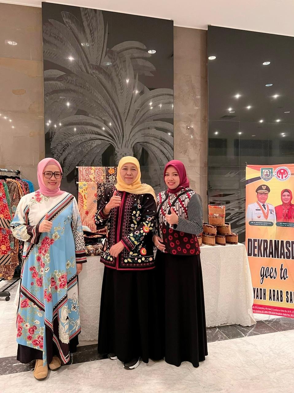 Ketua Dekranasda Provinsi Bengkulu, Derta Wahyulin Rohidin foto bersama Gubernur Jawa Timur, Khofifah Indar Parawansa di lokasi anjang Indonesian Weeks Festival 2022, bertempat Culture Palace Diplomatic Quarter Riyadh, Arab Saudi, pekan ini.(Foto/Ist)