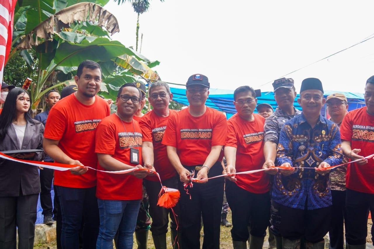 Gubernur Bengkulu, Rohidin Mersyah melauching Base Transceiver Station (BTS) 4G milik Telkomsel di Pulau Enggano, Kabupaten Bengkulu Utara. Dengan diresmikan BTS ini maka jaringan internet 4G telah menjangkau seluruh desa yang ada di kecamatan ini.(Foto/Ist)