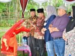 Anggota Komisi IX DPR-RI, Kepala BKKBN Bengkulu, Rusman Efendi, Wakil Bupati Bengkulu Selatan, Rifai Tajudin dan Kepala Dinas DP3 APPKB Bengkulu Selatan, Fery Kusnadi disambut tari adat saat menggelar kampanye stunting di Desa Ketaping, Kecamatan Manna pada minggu kedua November 2022.(Foto HB/Idris)