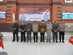 Gubernur Bengkulu, Rohidin Mersyah foto bersama Kapolda Bengkulu, Irjen Pol Agung Wicaksono dan Wakil Ketua DPRD Provinsi Bengkulu, Suharto dan beberapa pejabat lainnya usai pengukuhan kenaikan tipe Polres Bengkulu menjadi Polresta, bertempat di Mapolresta setempat.(Foto/Ist)