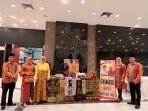 Ketua Dekranasda Provinsi Bengkulu, Derta Wahyulin Rohidin didampingi Kabid UKM, Disperinda Bengkulu, Indra Jaya Syam foto bersama diarena Indonesia Weeks Festival di Riyadh Arab Saudi. Dalam festival Internasional ini, Dikranasda Bengkulu mempromosikan produk Kain Besurek dan Kulit Lantung.(Foto/Ist)