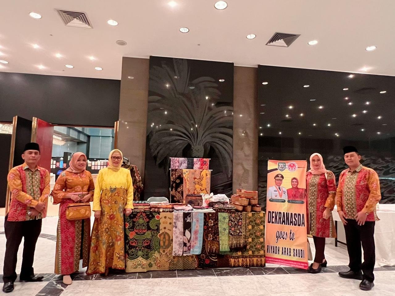 Ketua Dekranasda Provinsi Bengkulu, Derta Wahyulin Rohidin didampingi Kabid UKM, Disperinda Bengkulu, Indra Jaya Syam foto bersama diarena Indonesia Weeks Festival di Riyadh Arab Saudi. Dalam festival Internasional ini, Dikranasda Bengkulu mempromosikan produk Kain Besurek dan Kulit Lantung.(Foto/Ist)