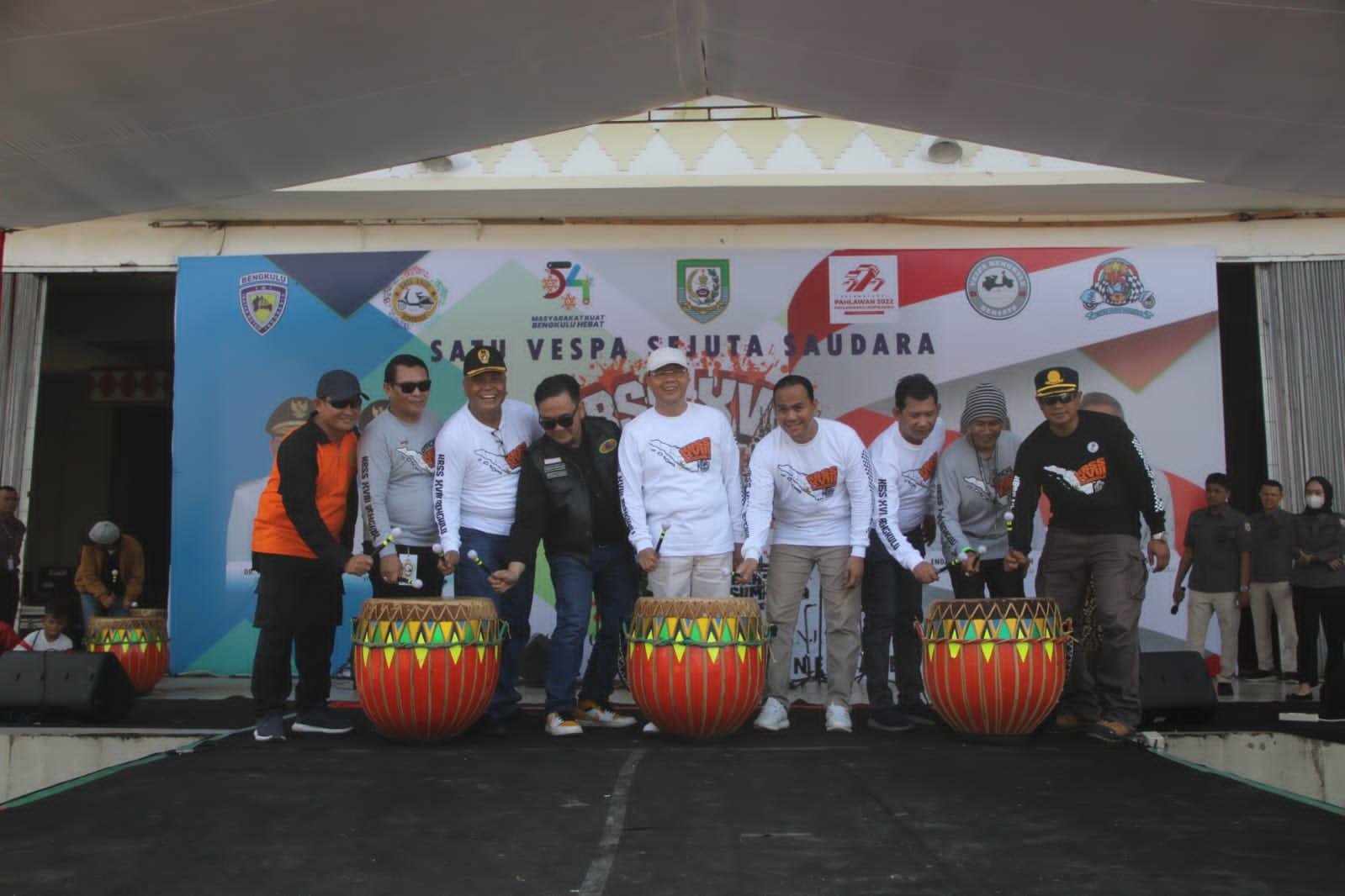 Gubernur Bengkulu, Rohidin Mersyah didampingi anggota DPRD Kota Bengkulu, Aryono Gumay membuka Kumpul Bareng Scooter (Vespa) Sumatera (KBS) ke XVIII di Sport Senter, Pantai Panjang, Kota Bengkulu.(Foto/Ist)